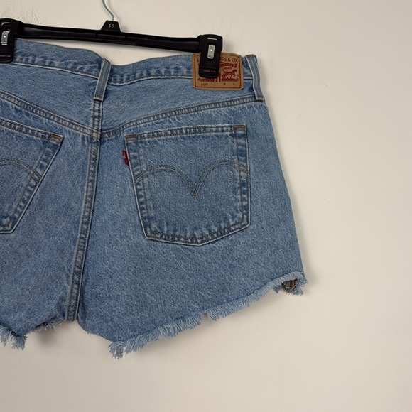 Levi’s Women’s 501 Distressed, Buttonfly, Frayed Hem Denim/Jean Shorts. Size 32. - Picture 7 of 12